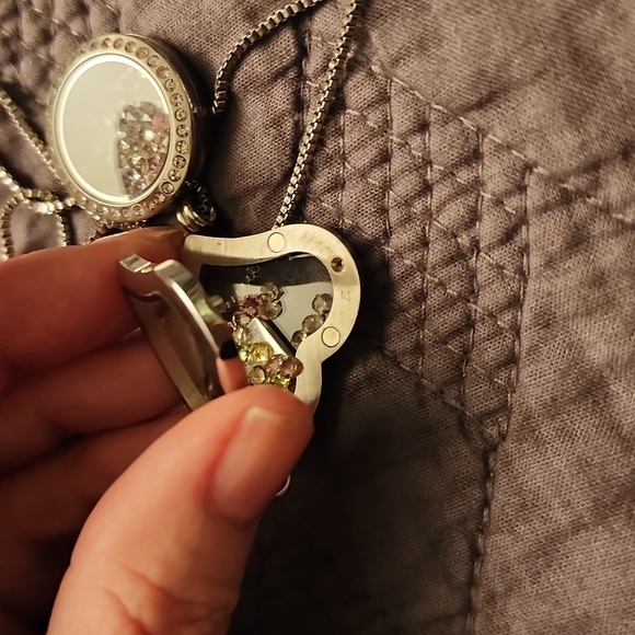 2 Pendants that open and hold small items in side - Picture 10 of 10